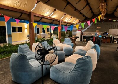 Cabana van Melrose met zitzakken en gezamenlijke buitenkeuken