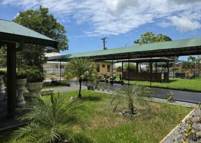 Tuin en overdekte buitenruimte van studentencomplex Melrose in Paramaribo